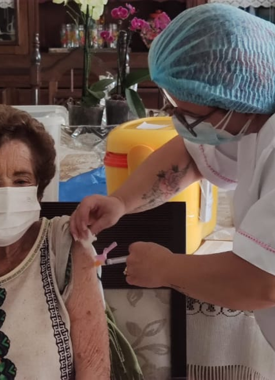 Idosa de 92 anos é a primeira nesta faixa etária a tomar a vacina contra a Covid-19 em Pará de Minas