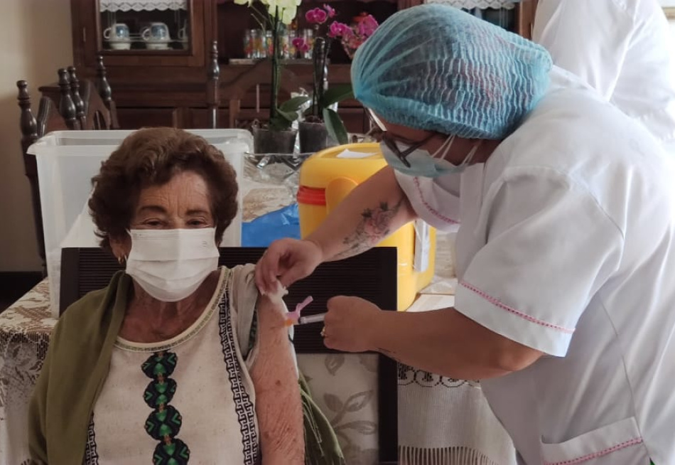 Idosa de 92 anos é a primeira nesta faixa etária a tomar a vacina contra a Covid-19 em Pará de Minas