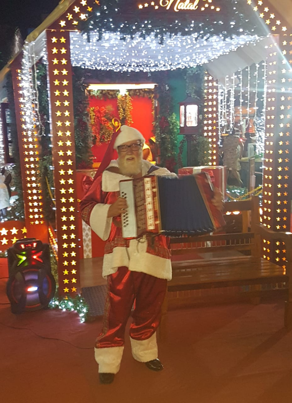 Abertura das comemorações natalinas de Pará de Minas movimenta praça da Matriz