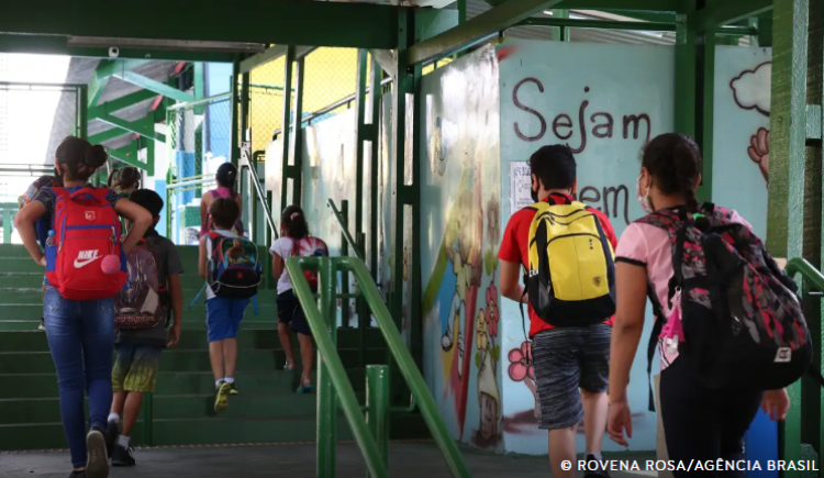 Menos da metade das escolas públicas tem rede de esgoto