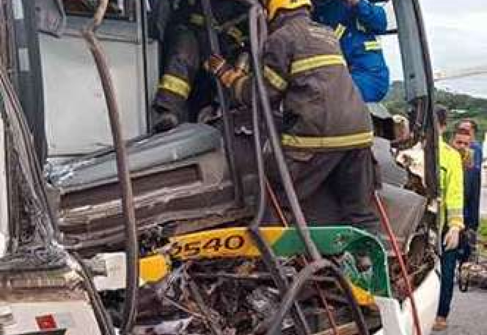 Acidente entre ônibus e carreta na BR 040 deixou pelo menos oito pessoas feridas