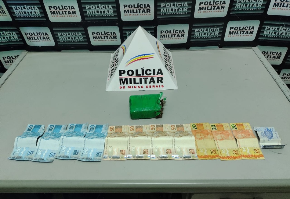 PM prende dois maiores e apreende um menor por tráfico de drogas no bairro Santos Dumont