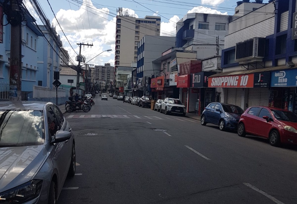 Segunda-feira de Carnaval em Pará de Minas é marcada por ruas vazias e lojas fechadas no centro