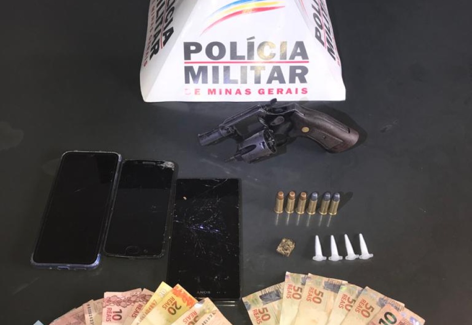 Polícia Militar apreende drogas e um revólver com dupla em Papagaios