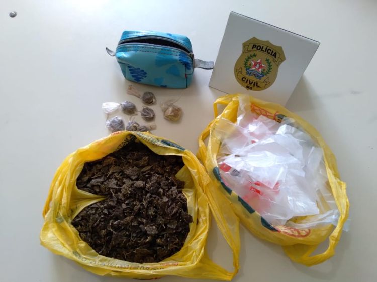 Polícia Civil prendeu suspeita de tráfico e apreendeu maconha e crack em Nova Serrana