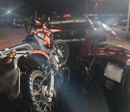 GCM localiza motocicletas furtadas e apreende armas artesanais em área de mata em Pará de Minas