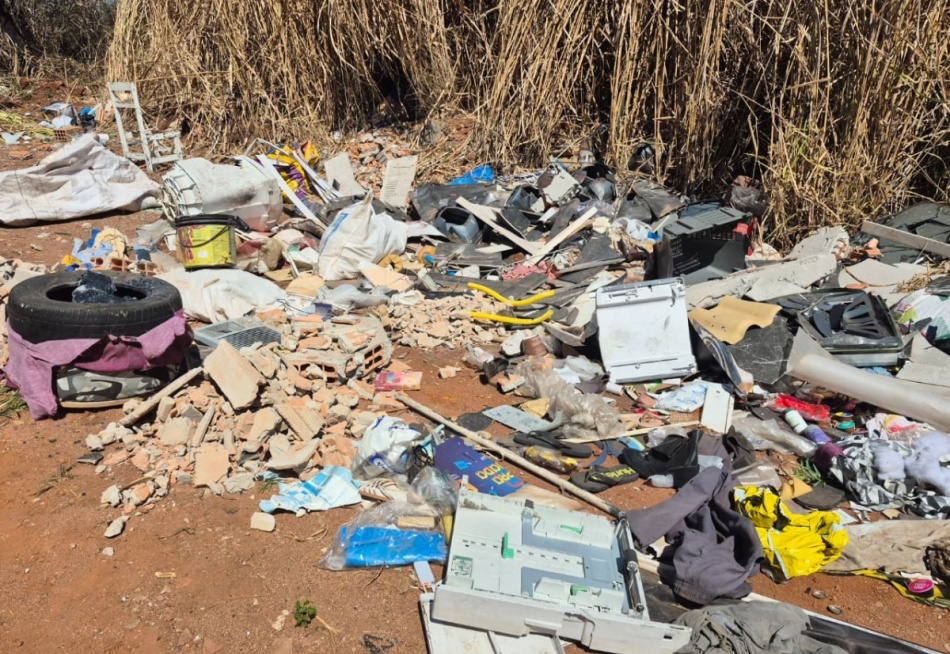 Agentes de Endemias realizam limpeza de área usada para descarte irregular no bairro Senador Valadares