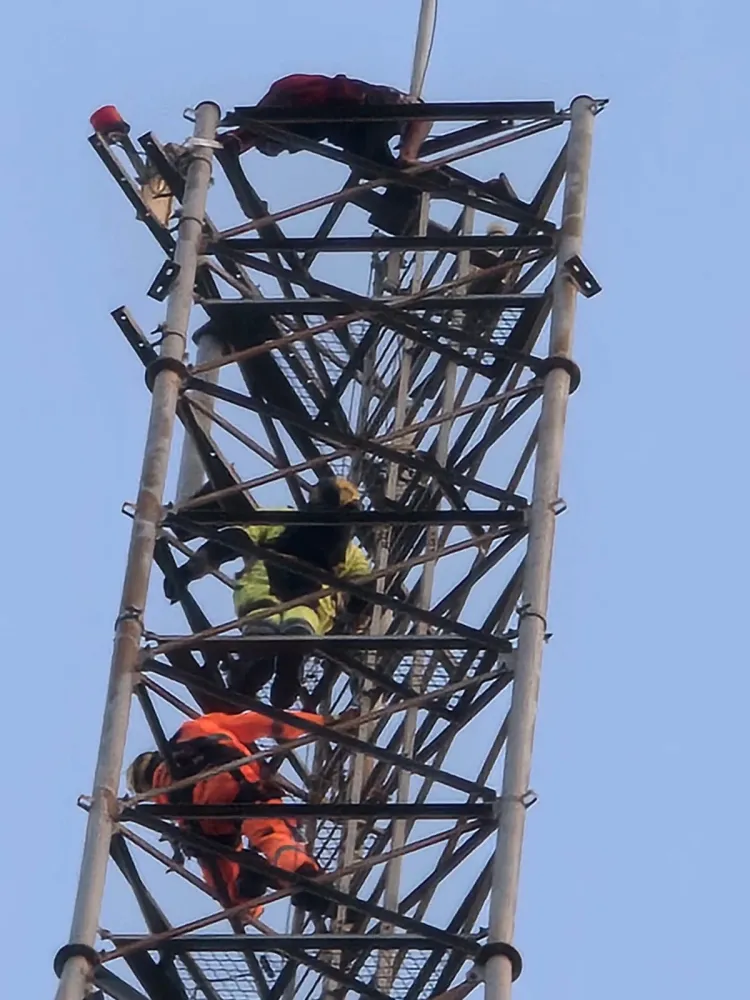 CORPO DE BOMBEIROS MILITAR REALIZA RESGATE DE HOMEM EM TORRE DE TELEFONIA EM PAPAGAIOS