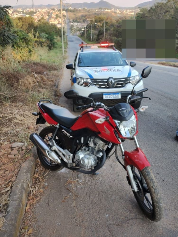 PM recupera veiculo furtado no bairro Esplanada.