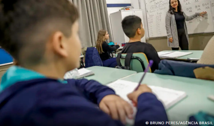 Professor brasileiro perde 21% do tempo de aula com disciplina, aponta pesquisa da OCDE