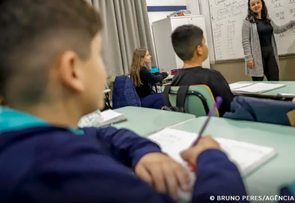 Professor brasileiro perde 21% do tempo de aula com disciplina, aponta pesquisa da OCDE