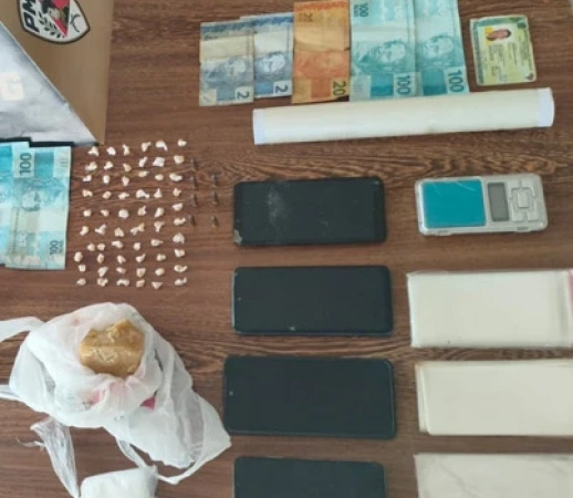 PMMG prende dois suspeitos por tráfico de drogas e apreende munições em Perdigão