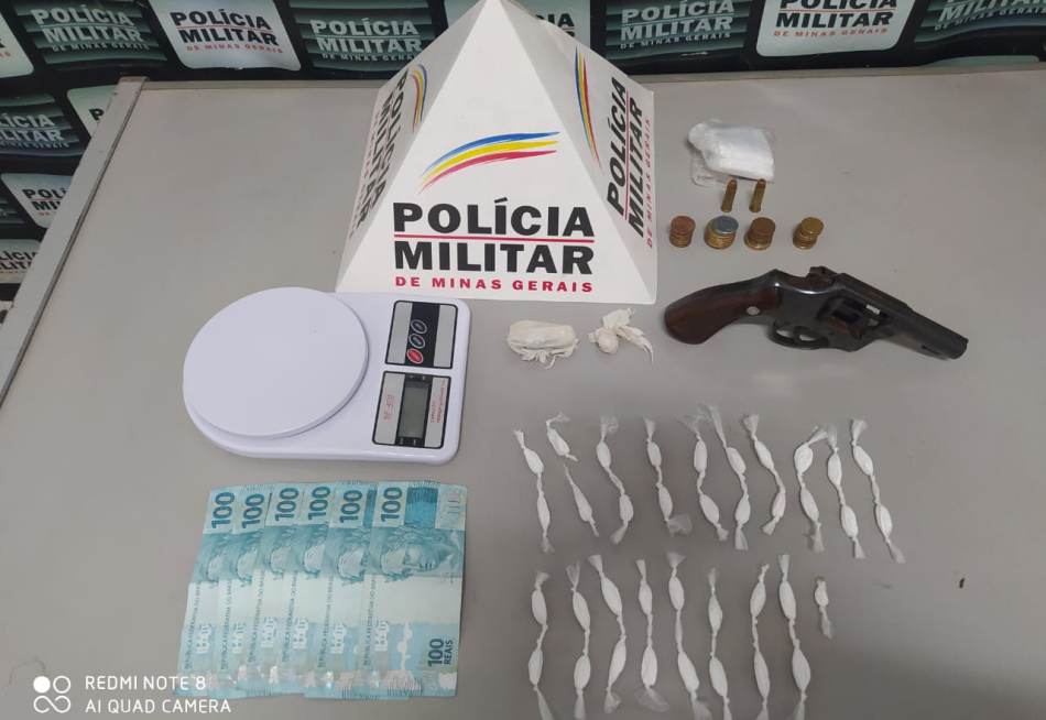 Homem é preso pela Polícia Militar no povoado de Matinha com arma de fogo e drogas