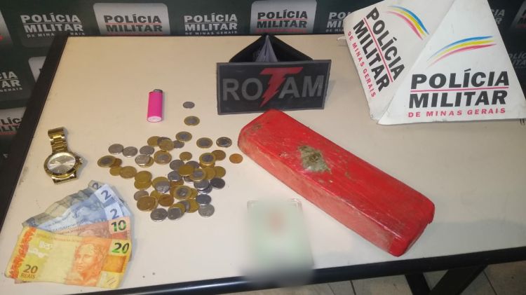 Homem é preso com uma barra de maconha de aproximadamente 1 quilo em Divinópolis