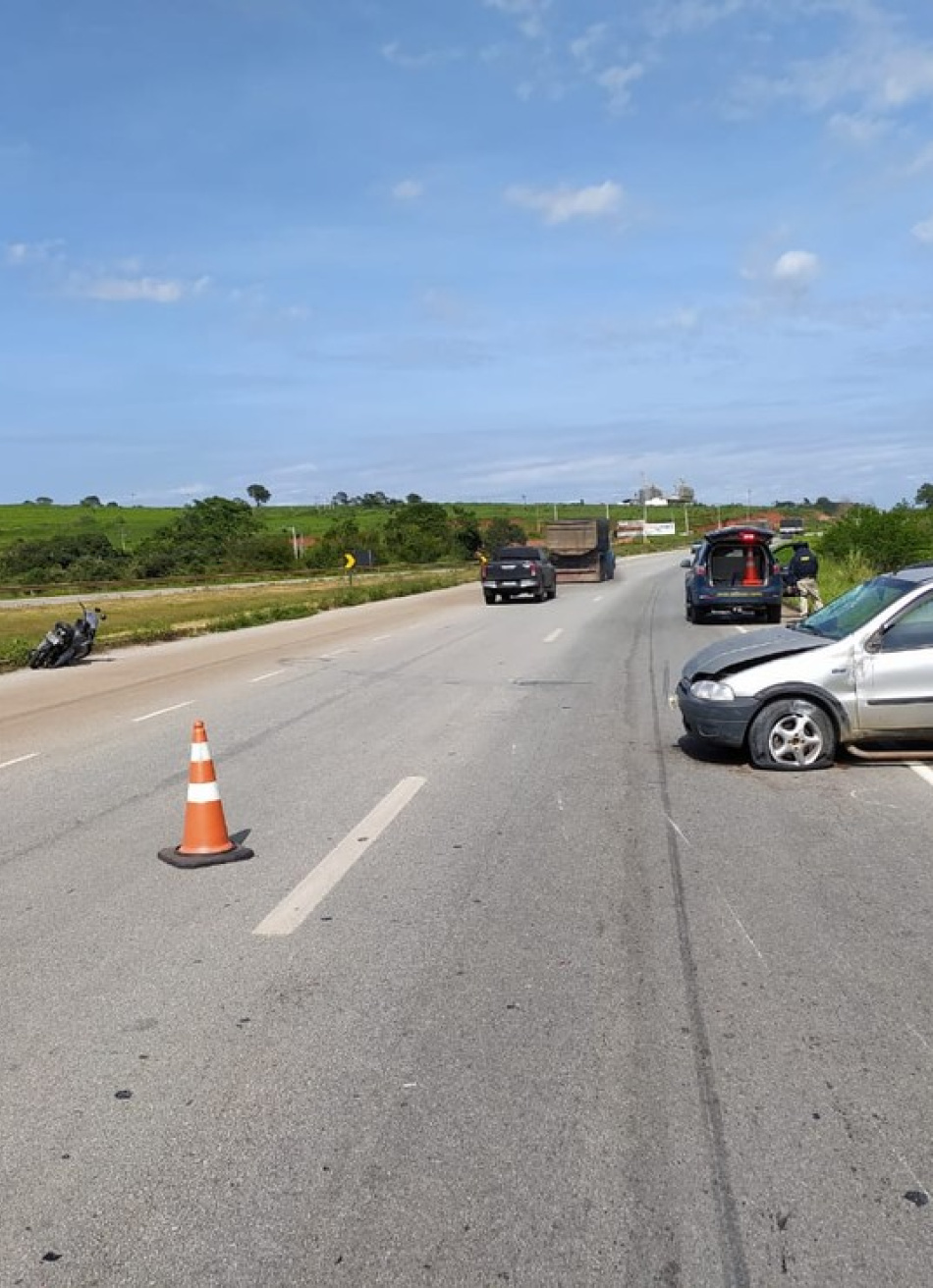 Motociclista ficou ferida após acidente na BR 262, em Nova Serrana, envolvendo uma caminhonete