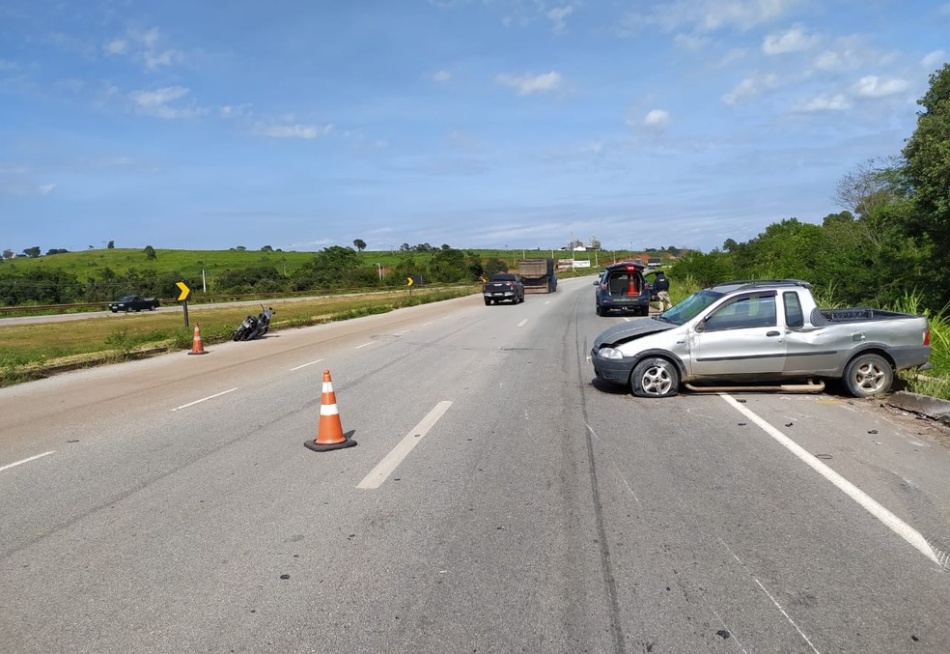 Motociclista ficou ferida após acidente na BR 262, em Nova Serrana, envolvendo uma caminhonete