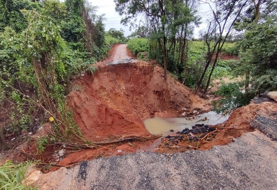 Estrada que liga os distritos de Torneiros e Carioca rompeu por causa da chuva