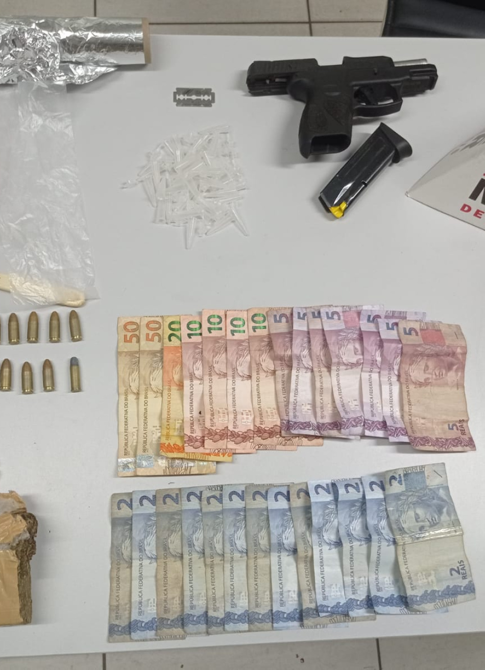 SUSPEITO DE PRATICAR TRÁFICO DE DROGAS É PRESO COM ARMA, MUNICÕES E DROGAS