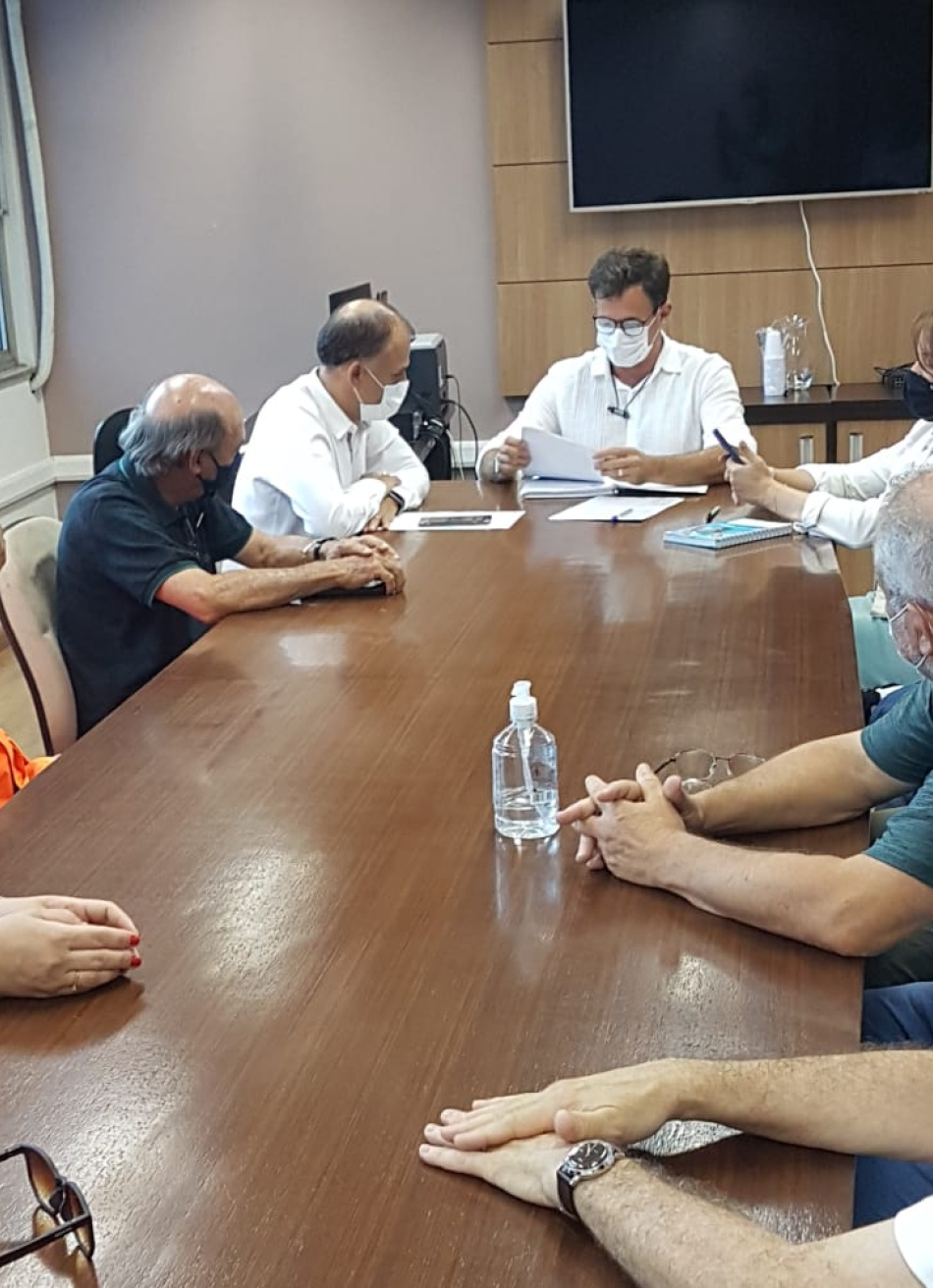 Novo decreto deverá tornar obrigatório o uso de máscaras em lugares abertos e diminuir o tempo de afastamento de funcionários pela Covid-19