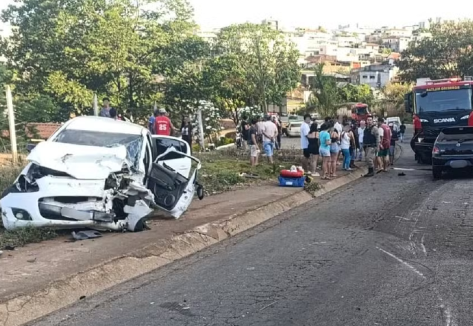 Cinco pessoas ficam gravemente feridas em acidente na BR-352, em Pitangui (MG)