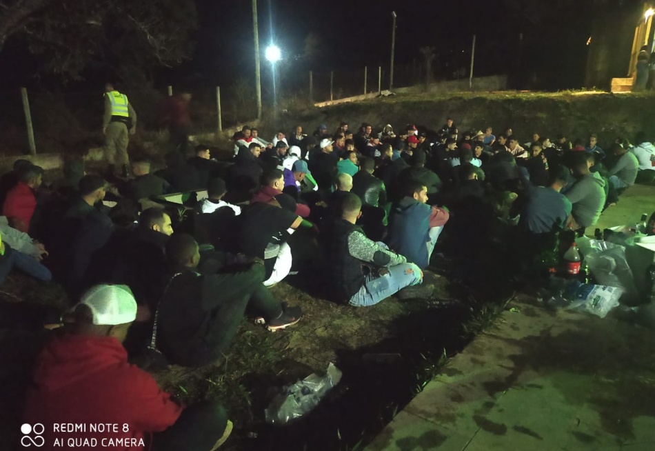 Polícia Militar acaba com baile funk em um sítio na zona rural de Araújos