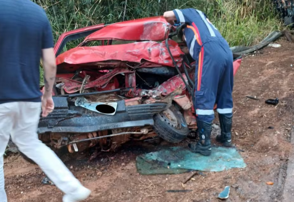 Colisão entre carro e caminhão na MG-176, em Luz, resulta em duas mortes