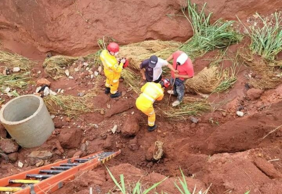 Deficiente visual foi resgatado por uma equipe de bombeiros após cair em uma vala aberta pela chuva em Pará de Minas