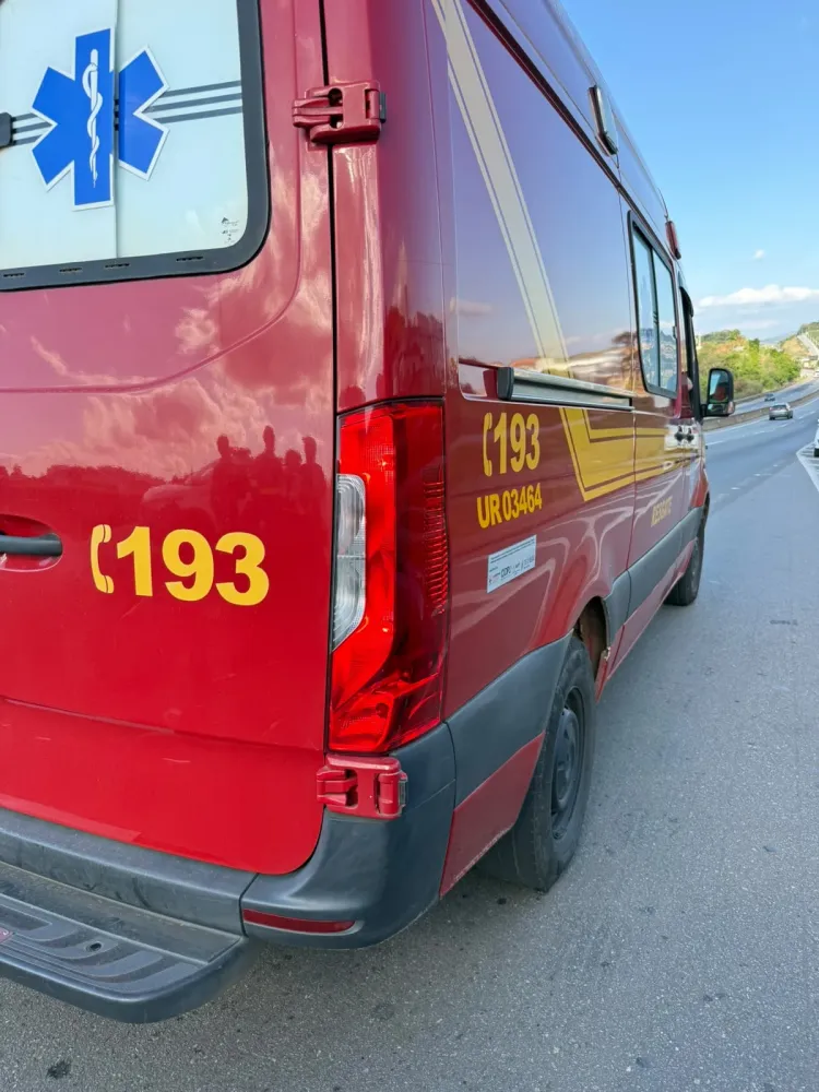 Colisão entre carro e motocicleta deixa duas pessoas mortas na BR-262