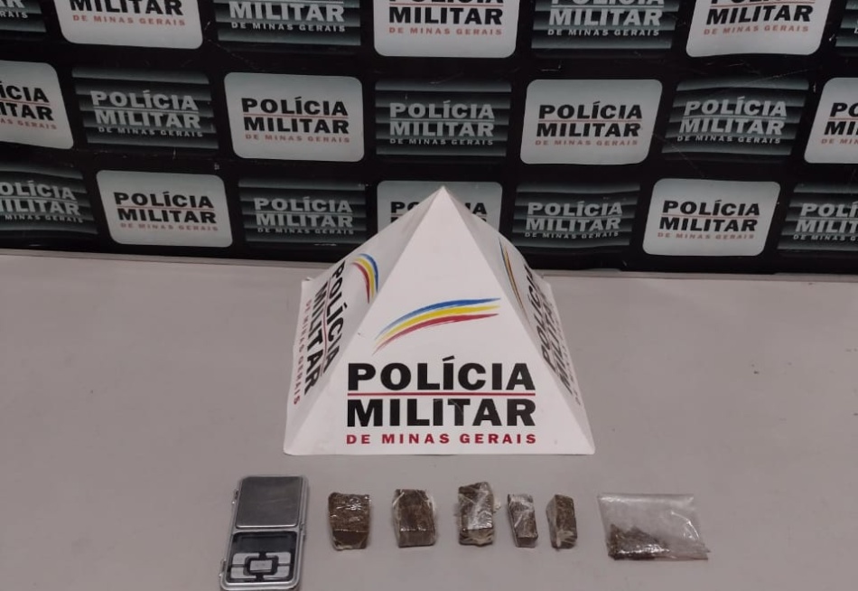 Polícia Militar prende um suspeito e apreende um adolescente acusados de tráfico de drogas no bairro Providência