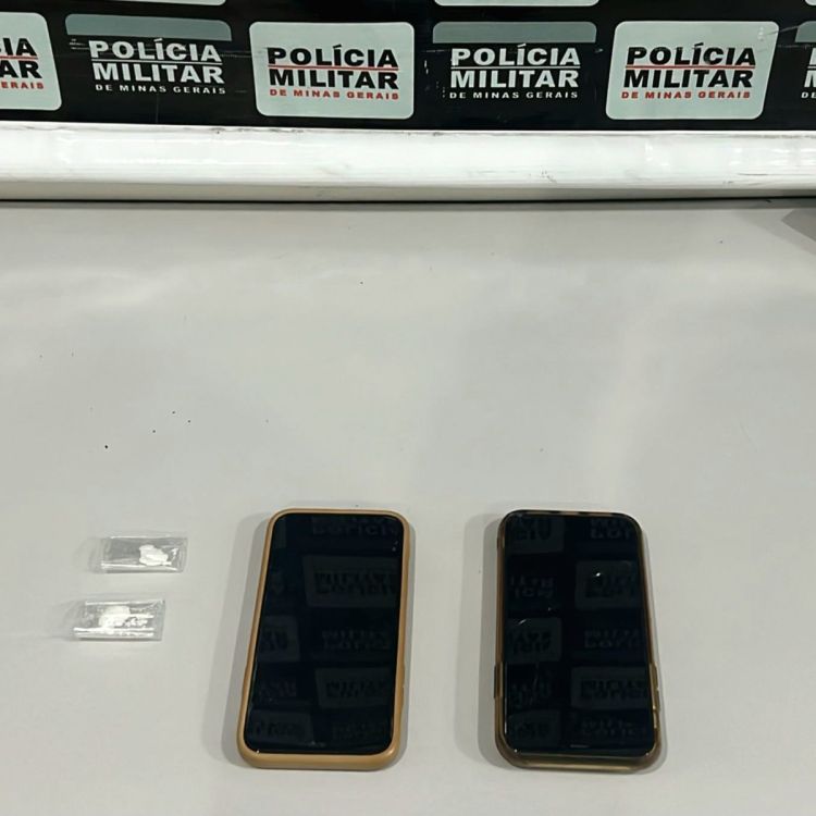 NOVA SERRANA/MG – POLÍCIA MILITAR PRENDE DOIS HOMENS SUSPEITOS POR TRÁFICO E APREENDE MATERIAL ILÍCITO