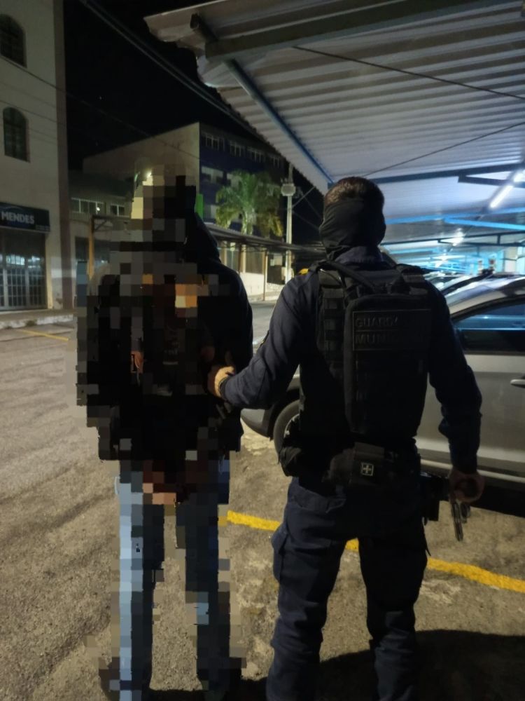 GCM prende homem  suspeito por tráfico de entorpecentes no bairro Maria José do Amaral