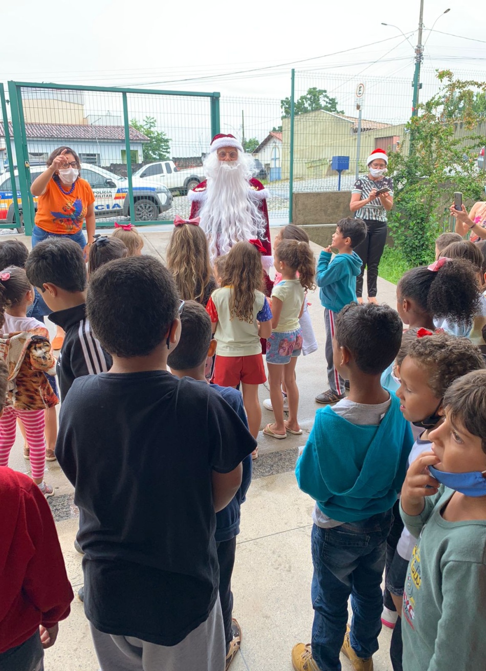 Crianças do Cemei Padre Hernani receberam nesta sexta-feira a visita do Papai Noel