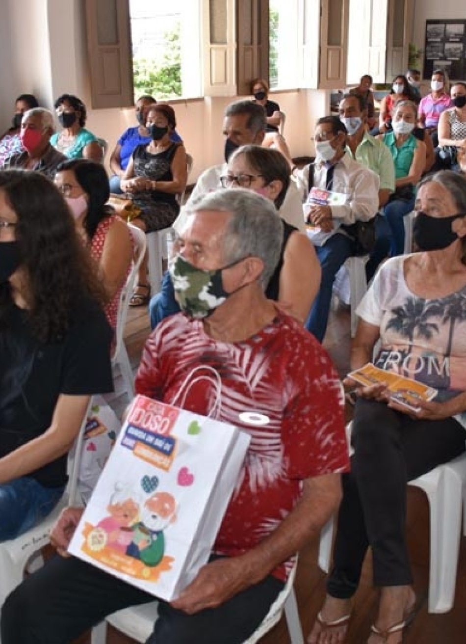 Idosos do Centro de Convivência lançaram o livro  "Sobre (viver), isolamento social e nossas recordações afetivas"