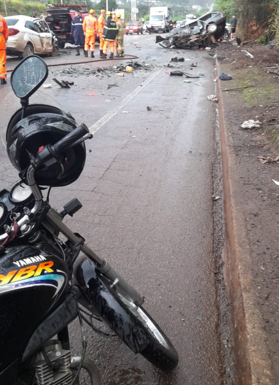 Cinco pessoas morreram e duas ficaram feridas em um grave acidente nesse domingo na MG 431 entre Pará de Minas e Itaúna