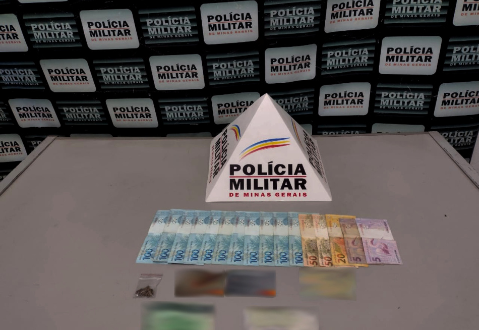 Trio é detido pela Polícia Militar em Papagaios por causa do tráfico de drogas