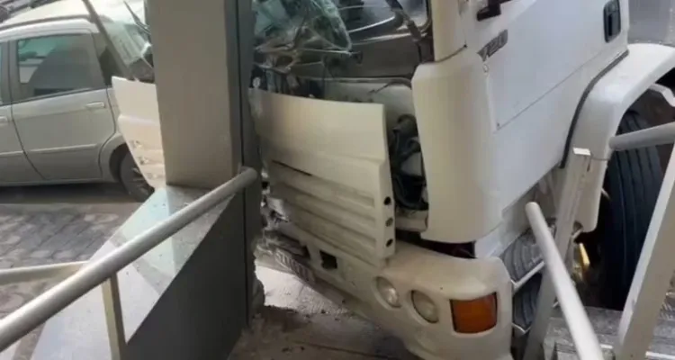 Caminhão desgovernado atinge carro e fachada de loja em Divinópolis