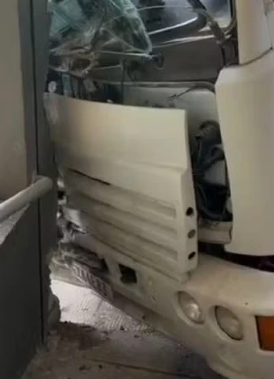 Caminhão desgovernado atinge carro e fachada de loja em Divinópolis