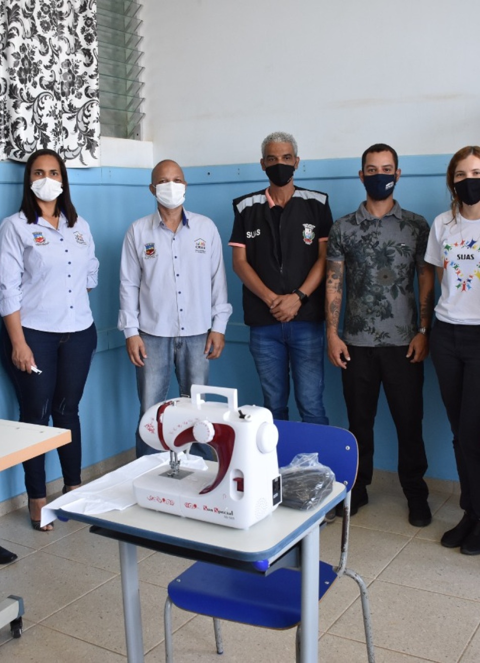 Prefeitura inaugurou nesta quinta-feira projetos sociais com aulas de computação e costura na Escola Municipal Dona Cotinha