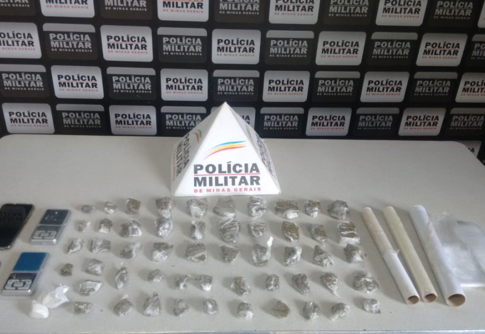 Polícia Militar apreende 52 buchas de maconha, duas buchas de cocaínas e duas balanças de precisão e prende rapaz em Abaeté