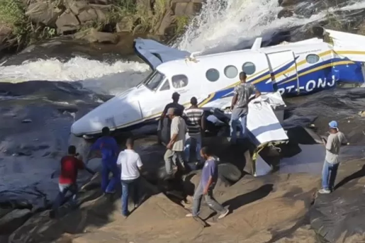 Cantora Marília Mendonça morre em queda de aeronave em Caratinga