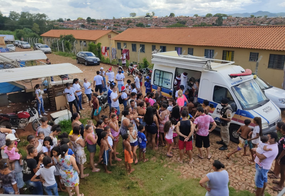 Crianças do Bairro Cecília Meireles receberam nesse sábado presentes da campanha “Faça Uma Criança Feliz”