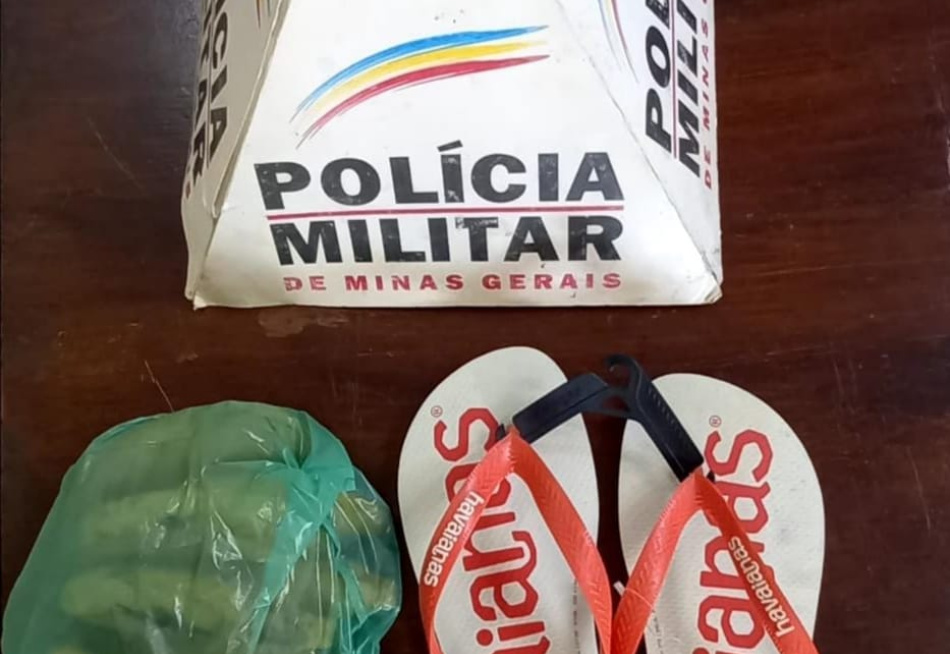 Homem é preso em Abaeté suspeito de roubar um par de chinelos e uma penca de banana em um estabelecimento comercial