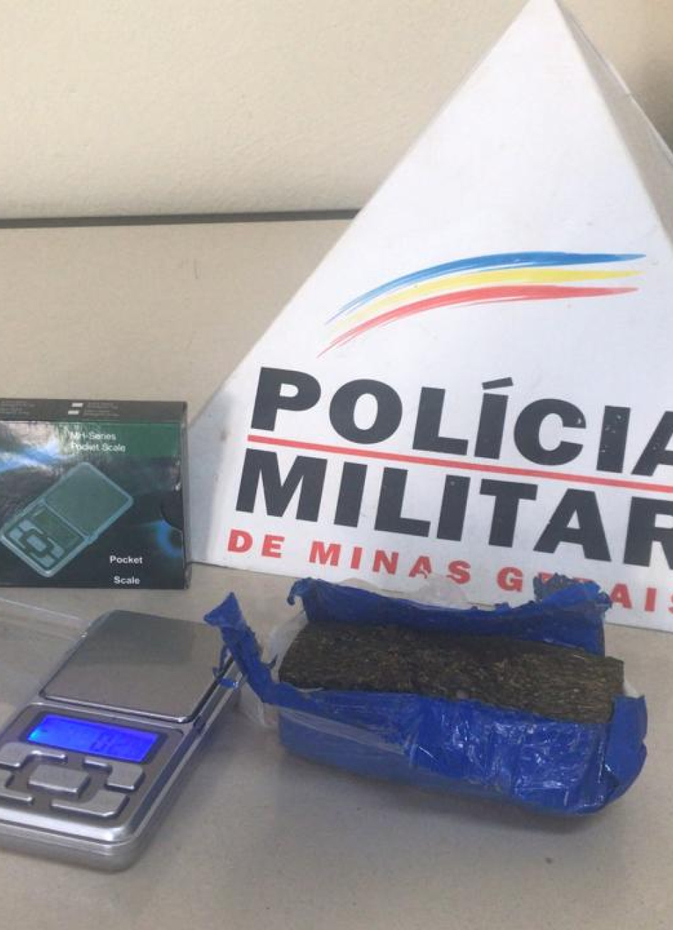 Após denúncias anônimas, PM apreende barra de maconha e balança de precisão em Pequi
