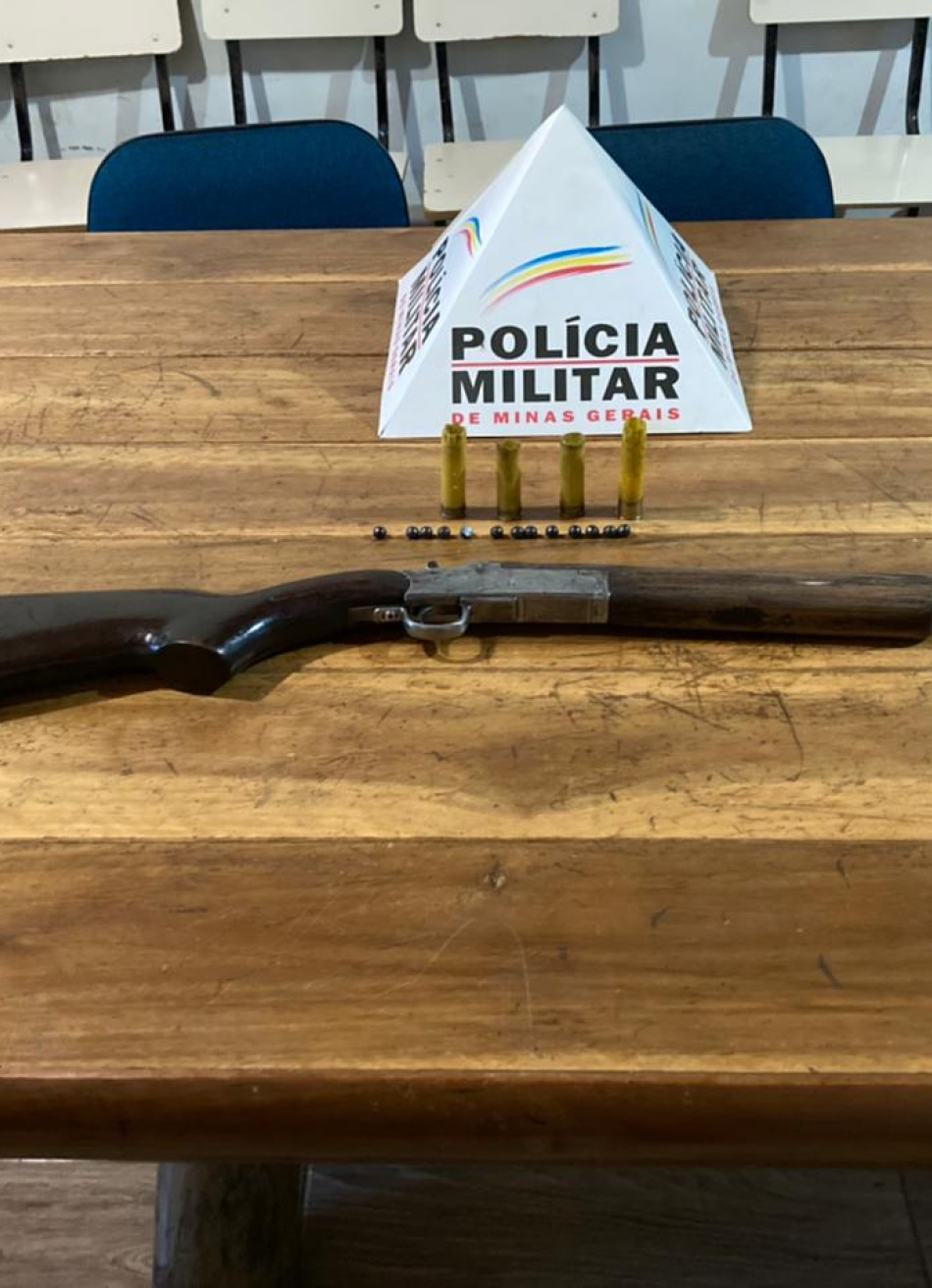 Homem é preso em Martinho Campos transportando arma de fogo amarrada na garupa de sua moto