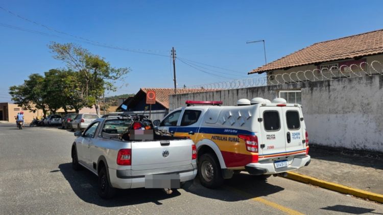 Suspeitos de tráfico de drogas na rodovia MG - 431.