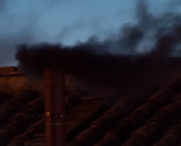 Após fumaça preta, cardeais se reúnem nesta tarde para mais duas votações