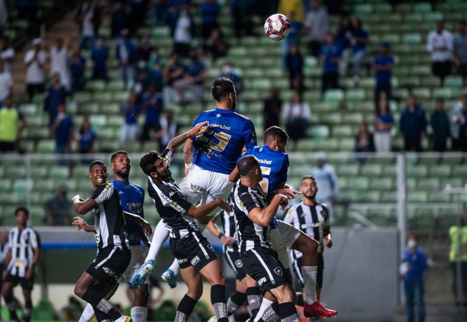 Cruzeiro cria as melhores chances, mas apenas empata com o Botafogo