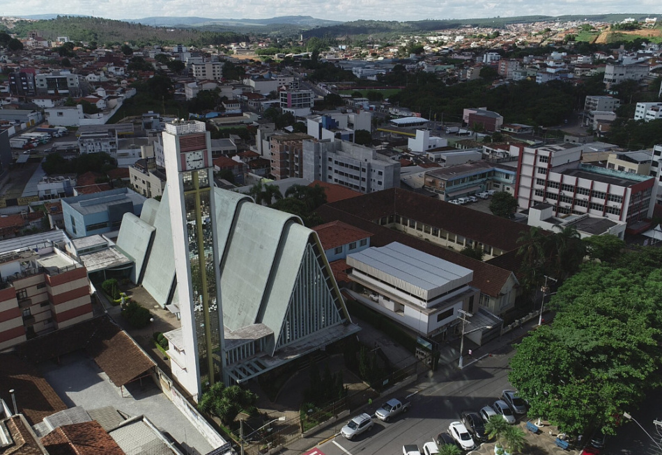 Novo decreto permite a retirada de mercadorias no balcão e a abertura de lojas de conveniência