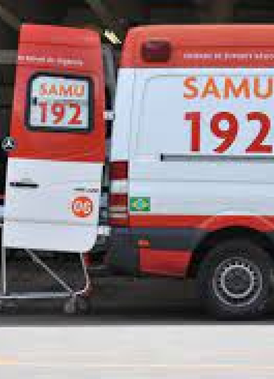 Acidente envolvendo uma moto Yamaha e um veículo Peugeot deixa duas mulheres feridas na avenida Mello Cançado, em Pará de Minas