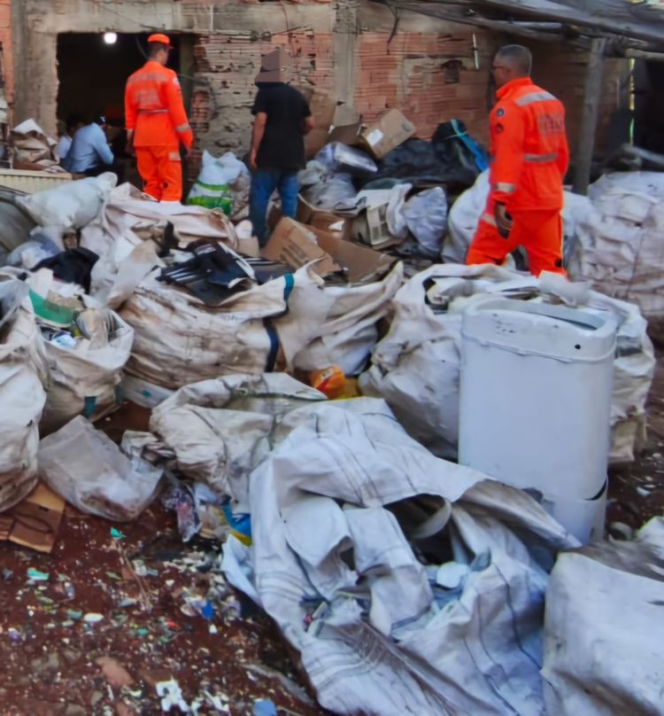 Polícia Militar realiza operação contra comércio ilegal de fios de cobre em Nova Serrana